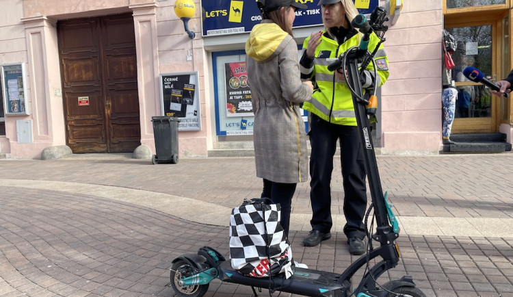 Nehod na koloběžkách přibývá. Policie kontrolovala dodržování pravidel