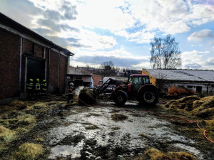 V noci hořel na Prachaticku sklad se slámou. Škoda je za tři miliony