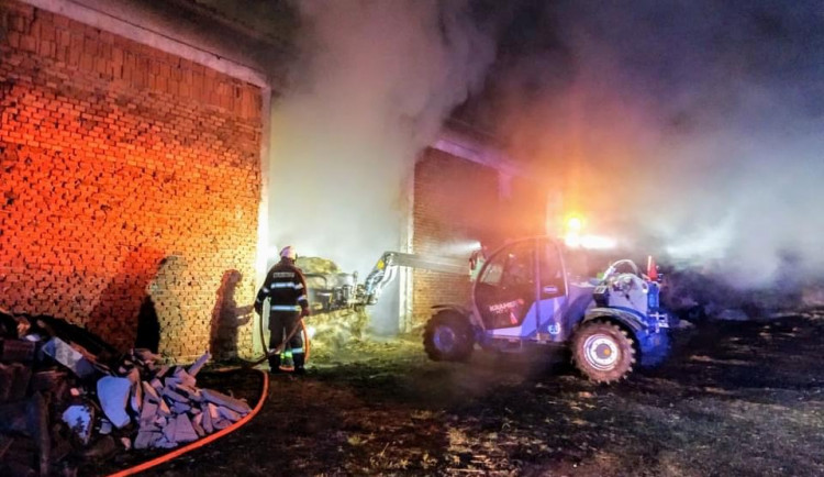 V noci hořel na Prachaticku sklad se slámou. Škoda je za tři miliony