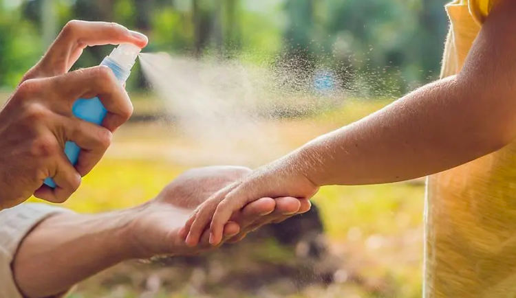 Jak v létě vyzrát na komáry? Vyzkoušejte repelenty, elektrické odpuzovače nebo chladící gely