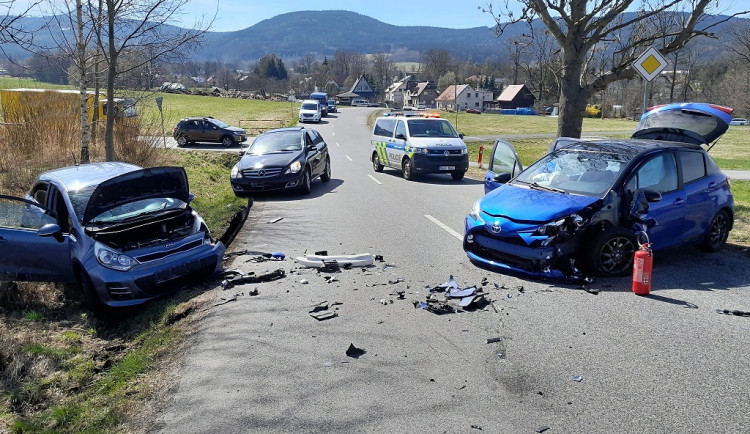 V Ostašově u letiště se srazila dvě auta. Jedno skončilo v příkopě