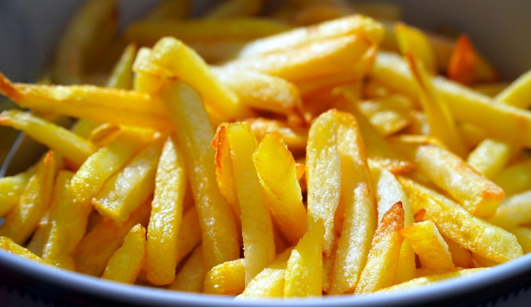 Inspekce si posvítila na fritování. Škodlivý olej našla v každém šestém podniku