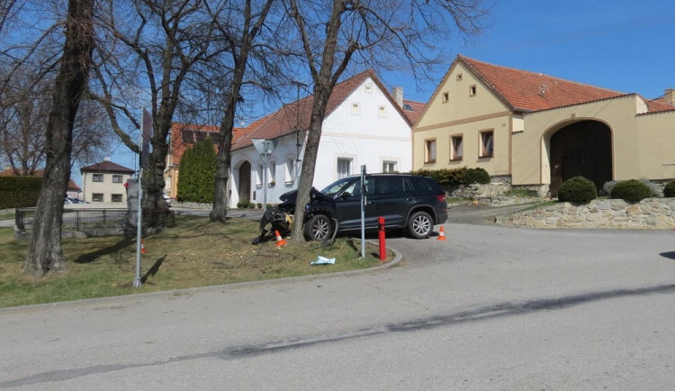 Opilý řidič narazil do stromu. Před nehodou boural v nedaleké obci, kde si poničil kolo