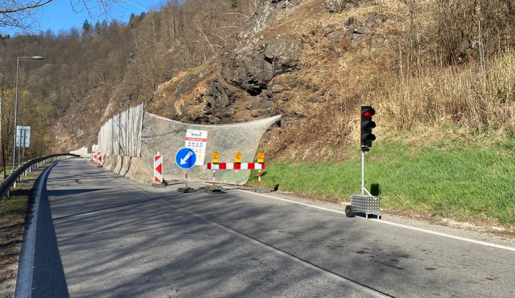 Mezi Českým Krumlovem a Větřním pokračuje sanace skály. Hotovo by mohlo být do konce června