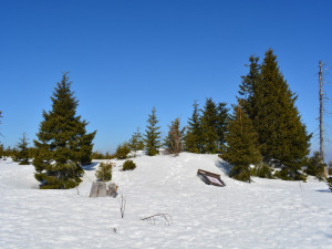 Milovníky Šumavy šokovalo vandalství. Z vrcholku Svarohu někdo ukradl trůn Emila Kintzla, krále Zmizelé Šumavy