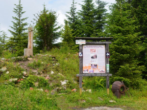 Milovníky Šumavy šokovalo vandalství. Z vrcholku Svarohu někdo ukradl trůn Emila Kintzla, krále Zmizelé Šumavy