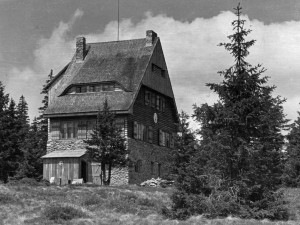 Milovníky Šumavy šokovalo vandalství. Z vrcholku Svarohu někdo ukradl trůn Emila Kintzla, krále Zmizelé Šumavy