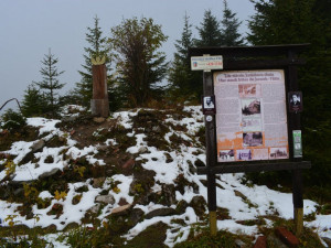 Milovníky Šumavy šokovalo vandalství. Z vrcholku Svarohu někdo ukradl trůn Emila Kintzla, krále Zmizelé Šumavy