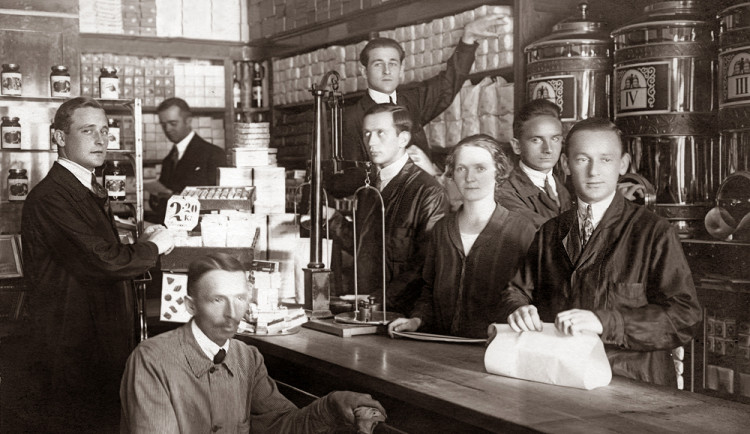 Interiér obchodu kávou firmy Meinl na náměstí v roce 1925.