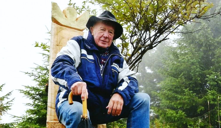 Milovníky Šumavy šokovalo vandalství. Z vrcholku Svarohu někdo ukradl trůn Emila Kintzla, krále Zmizelé Šumavy