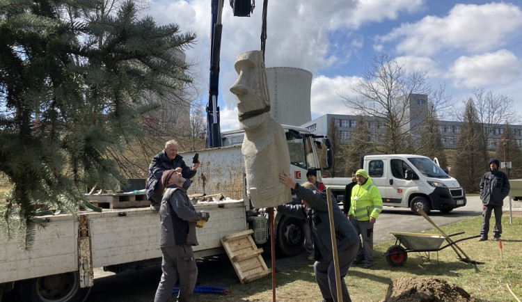 Návštěvníky Temelína vítá socha moai. Jadernou elektrárnu s nimi spojil archeolog Pavel