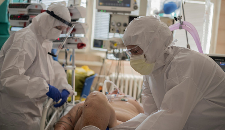 Počet lidí hospitalizovaných kvůli covidu-19 na jihu Čech klesá