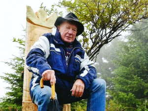 Emil Kintzl byl korunován králem Zmizelé Šumavy a poseděl si i na svém trůnu