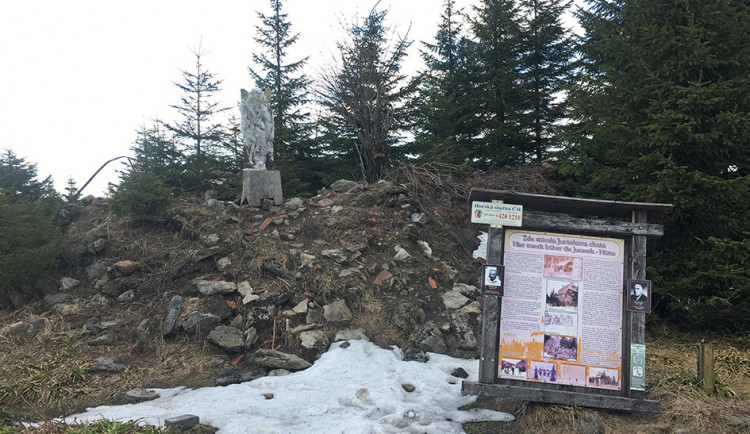 Nalezený trůn krále Zmizelé Šumavy už opět stojí na místě, postaral se o to Petr Kalabza.