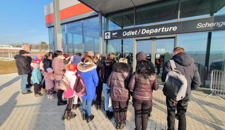 Registrační centrum na letišti u Českých Budějovic.