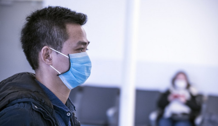 Válek věří, že na podzim nebude nošení respirátorů povinné