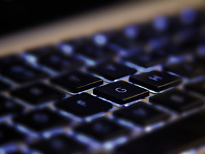 Další ženy naletěly podvodníkovi na internetu. Připravil je o více než 100 tisíc korun