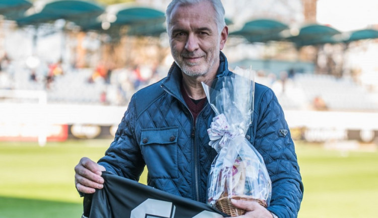 Jiří Anderle oslavil 60. narozeniny. Výročí si připomněli i fanoušci Dynama, před kterými dostal černobílý dres.