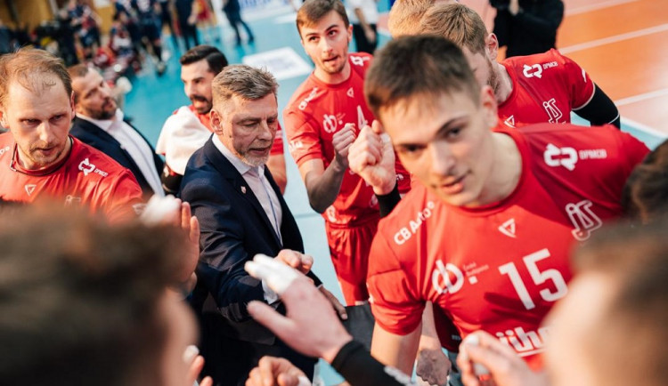 Máme zkušené hráče, které by tato situace neměla vykolejit, říká Dvořák.