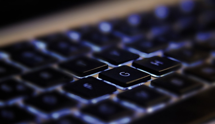 Další ženy naletěli podvodníkovi na internetu. Připravil je o více než 100 tisíc korun