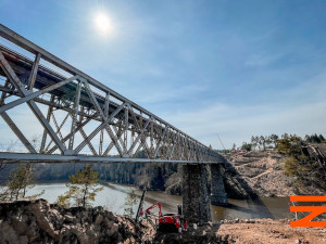 Na březích Vltavy vzniká největší obloukový most v Česku