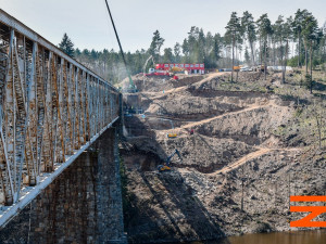 Na březích Vltavy vzniká největší obloukový most v Česku