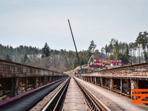 Na březích Vltavy vzniká největší obloukový most v Česku