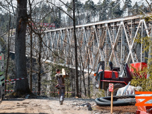 Na březích Vltavy vzniká největší obloukový most v Česku