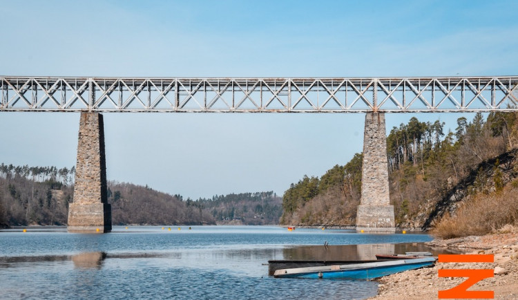 Na březích Vltavy vzniká největší obloukový most v Česku