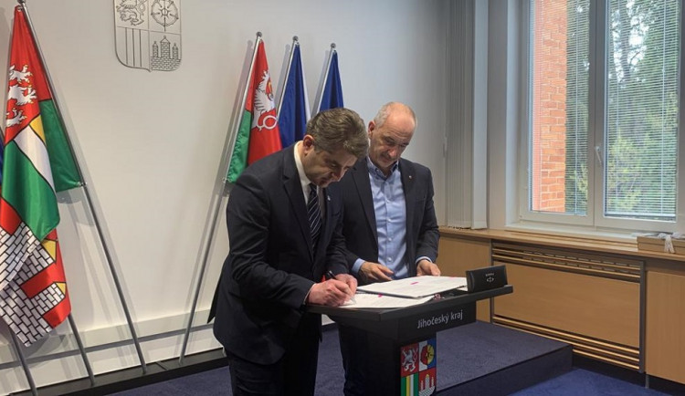 Zleva: ukrajinský velvyslanec Jevhen Perebyjnis a hejtman Martin Kuba (ODS).