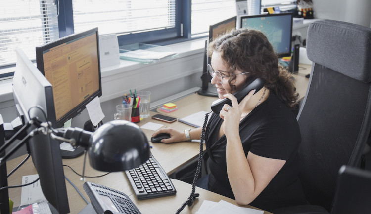 I senioři žijící sami se mohou cítit bezpečně. Mají pomoc NADOSAH