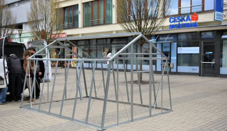Blansko poznává umění. Přijďte si vyměnit semínka, lákají autoři skleníku na náměstí