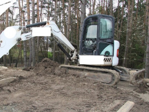Bagrista najel do muže, který si stěžoval na jeho tempo. Událost museli řešit kriminalisté