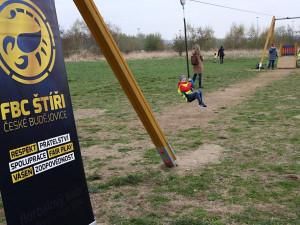 Štíři otevřeli na Složišti nové hřiště pro děti. Chystají také horolezeckou stěnu a venkovní sportoviště