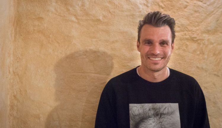 Mentální kouč šíří na svých přednáškách na jihočeských školách lži o Leoši Marešovi.