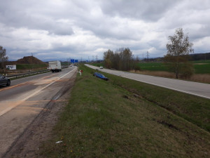 Řidič v octavii dostal smyk a skončil ve škarpě. Kusy auta přelétaly do protisměru