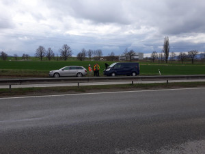 Řidič v octavii dostal smyk a skončil ve škarpě. Kusy auta přelétaly do protisměru
