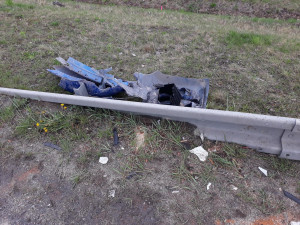 Řidič v octavii dostal smyk a skončil ve škarpě. Kusy auta přelétaly do protisměru