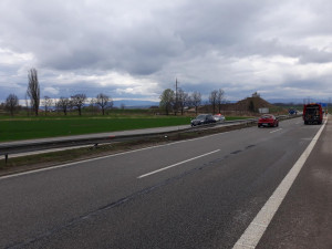 Řidič v octavii dostal smyk a skončil ve škarpě. Kusy auta přelétaly do protisměru