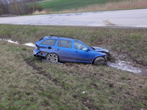 Řidič v octavii dostal smyk a skončil ve škarpě. Kusy auta přelétaly do protisměru