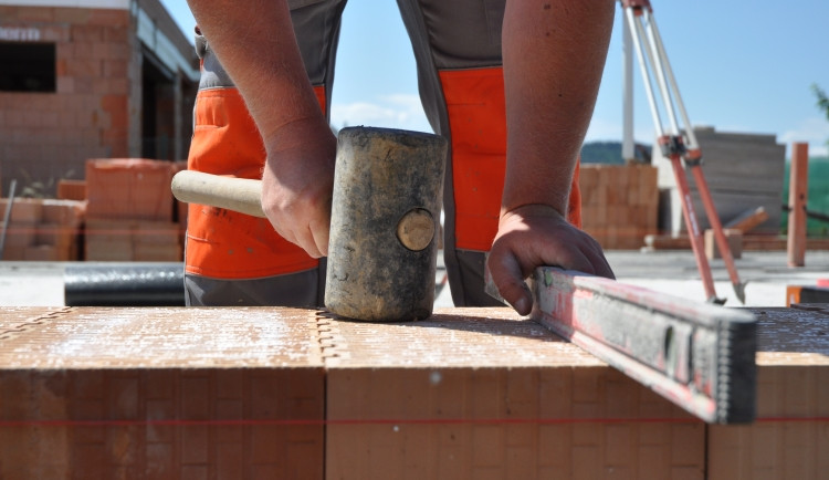 Se systémem HELUZ ušetříte dvakrát, při stavbě i vytápění domu