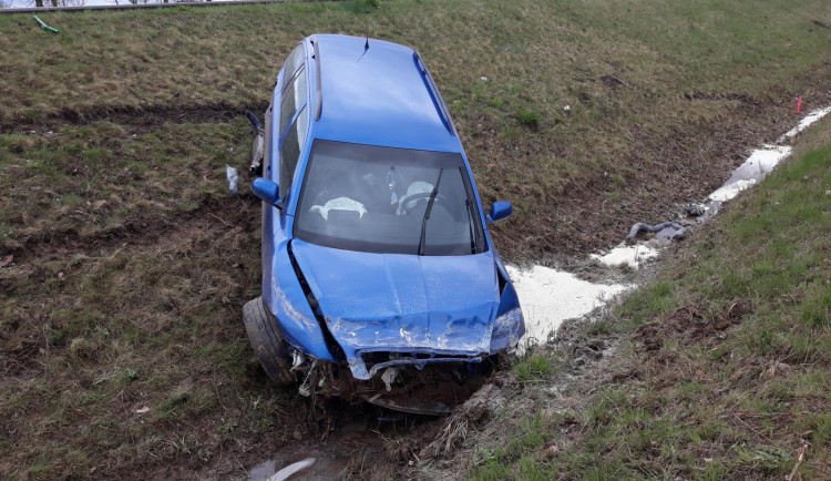 Řidič v octavii dostal smyk a skončil ve škarpě. Kusy auta přelétaly do protisměru