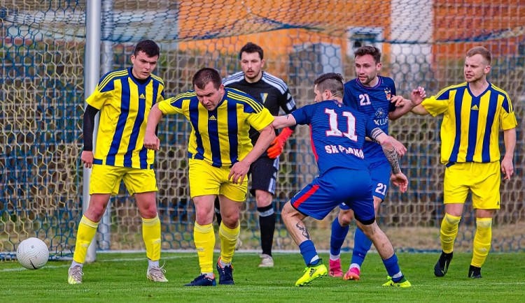 Gustav Bujok (na snímku ve žlutém druhý zleva) v souboji o míč.