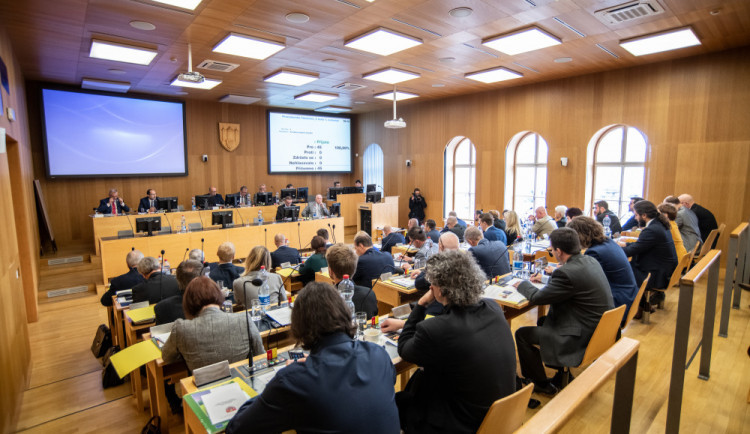 Zastupitelé měli na mimořádném jednání řešit územní plán. Neschválili ani program