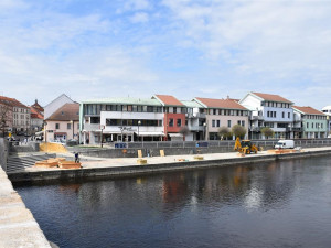 Na náplavce vznikají sochy z písku. Připomenou partnerská města