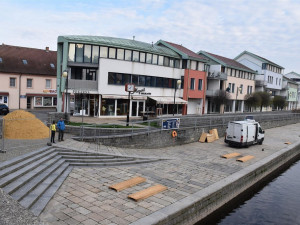 Na náplavce vznikají sochy z písku. Připomenou partnerská města