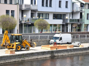 Na náplavce vznikají sochy z písku. Připomenou partnerská města