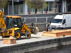 Na náplavce vznikají sochy z písku. Připomenou partnerská města