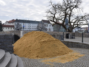 Na náplavce vznikají sochy z písku. Připomenou partnerská města