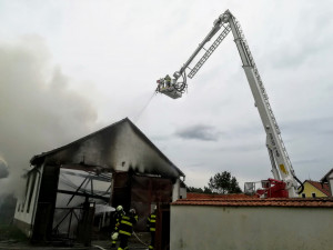Hasiči bojovali s požárem autodílny. Střecha se propadla